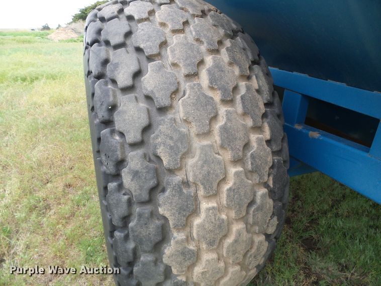 image for item DI5614 Kinze 840  grain cart