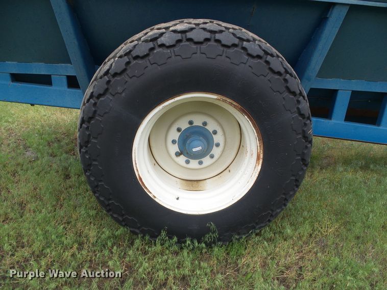 image for item DI5614 Kinze 840  grain cart