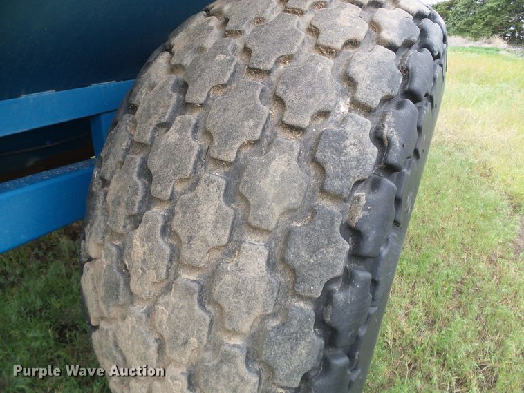 image for item DI5614 Kinze 840  grain cart