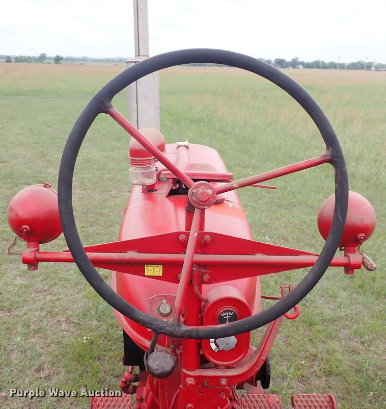 image for item DJ5738 Farmall H  tractor