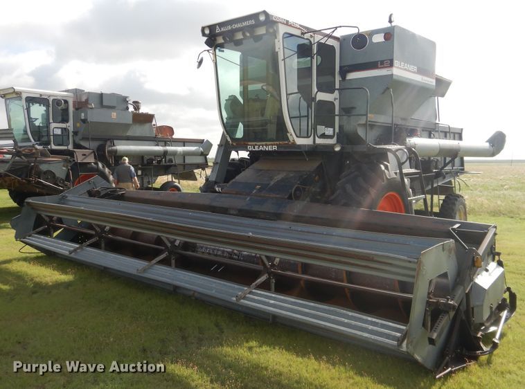 image for item DL0312 1982 Gleaner L2  combine
