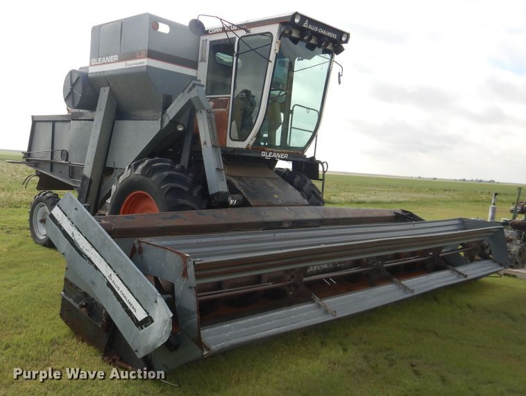 image for item DL0312 1982 Gleaner L2  combine