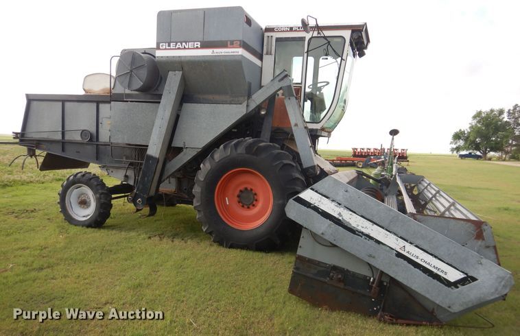 image for item DL0312 1982 Gleaner L2  combine