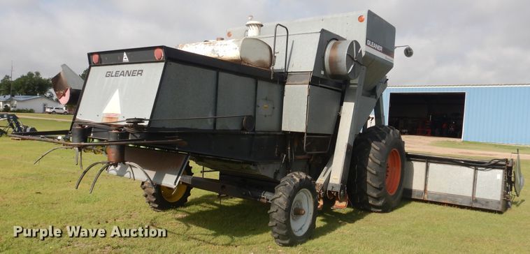 image for item DL0312 1982 Gleaner L2  combine