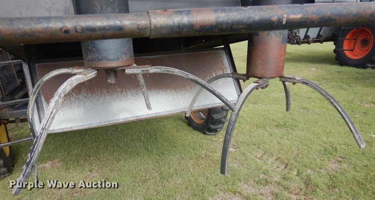 image for item DL0312 1982 Gleaner L2  combine