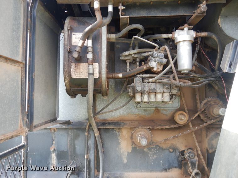 image for item DL0312 1982 Gleaner L2  combine