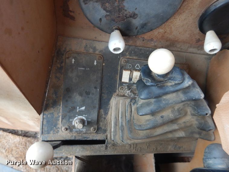 image for item DL0312 1982 Gleaner L2  combine