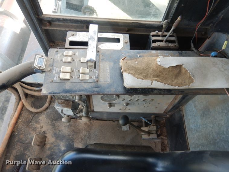 image for item DL0313 Gleaner L  combine