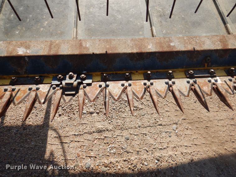 image for item DL0332 2011 New Holland HB25  draper head