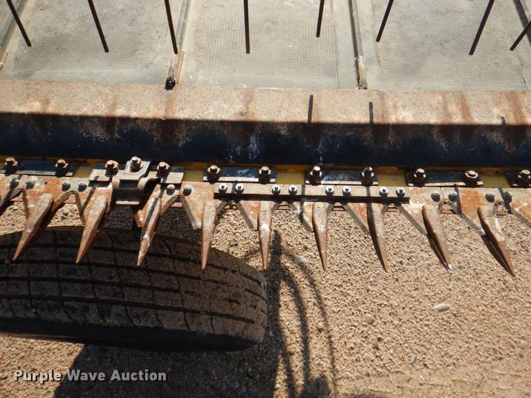 image for item DL0332 2011 New Holland HB25  draper head