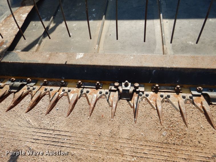 image for item DL0332 2011 New Holland HB25  draper head