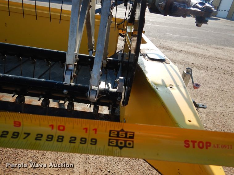 image for item DL0332 2011 New Holland HB25  draper head