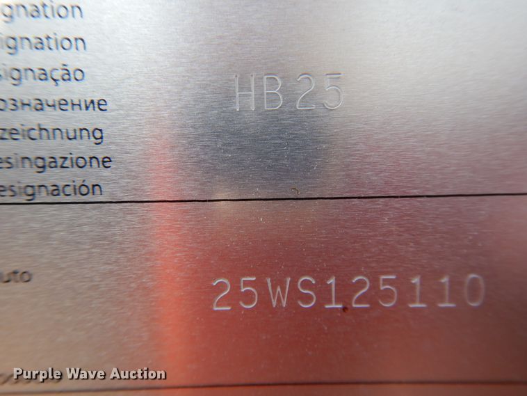 image for item DL0332 2011 New Holland HB25  draper head