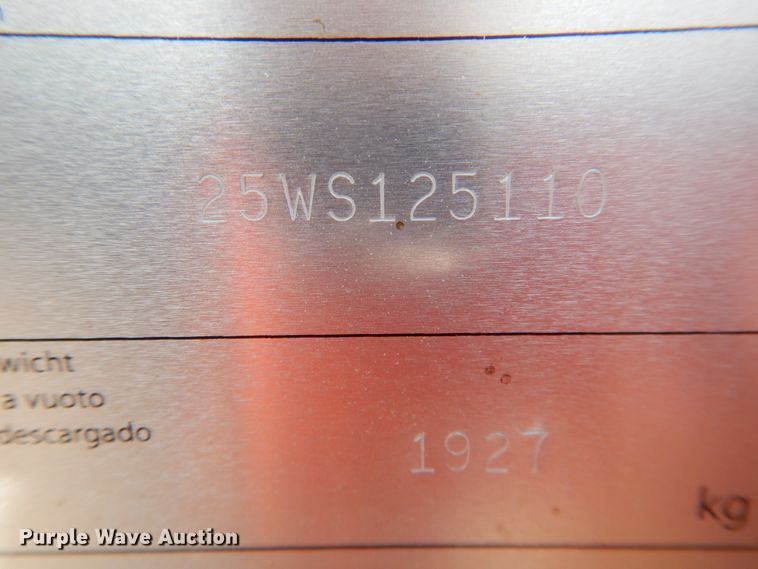 image for item DL0332 2011 New Holland HB25  draper head