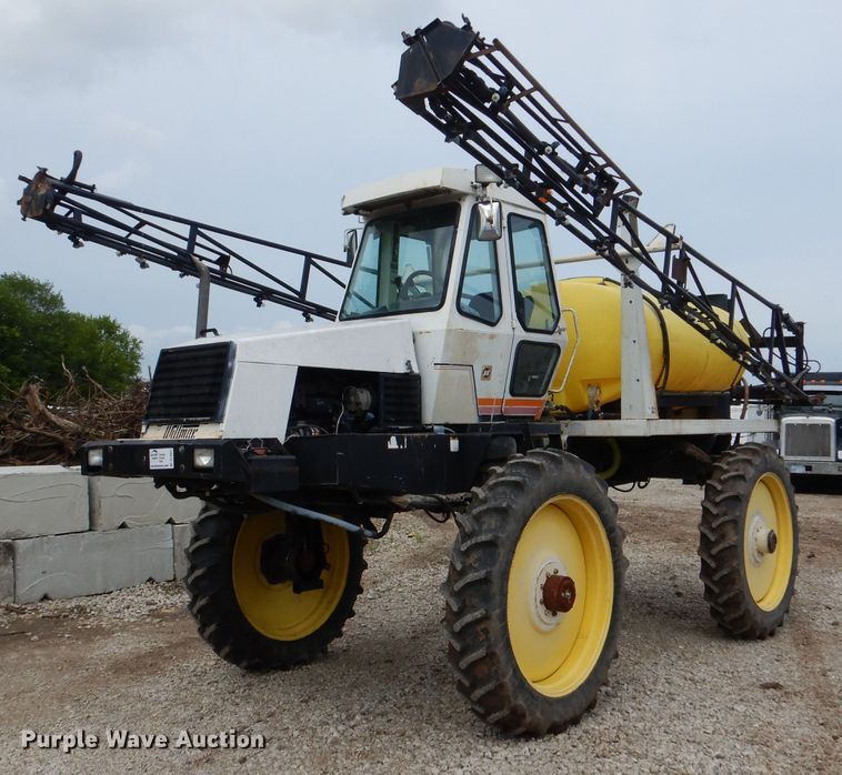 image for item DL8831 Willmar  sprayer