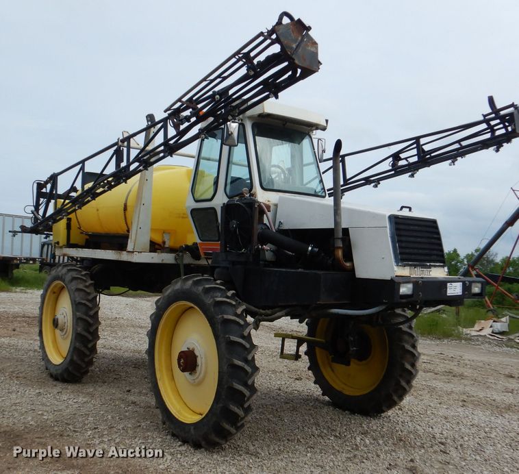 image for item DL8831 Willmar  sprayer
