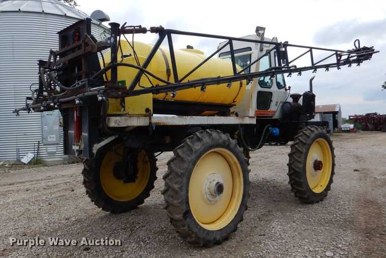 image for item DL8831 Willmar  sprayer