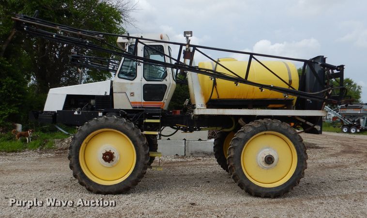 image for item DL8831 Willmar  sprayer