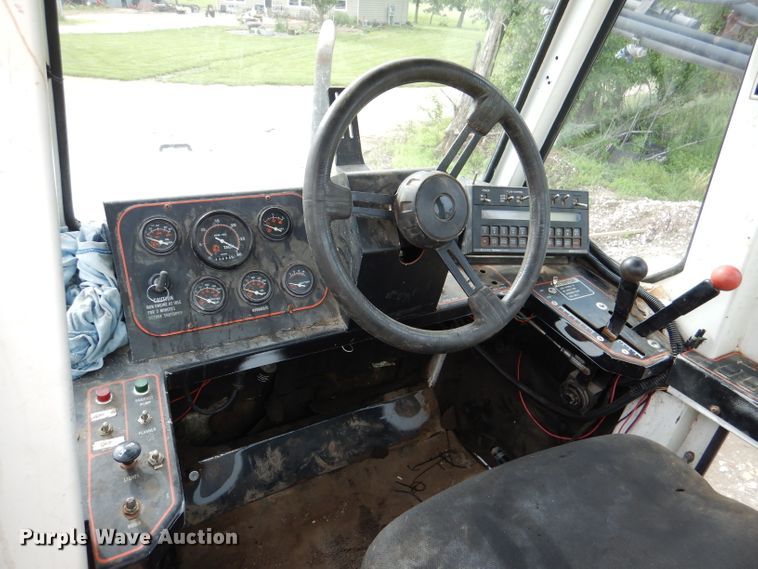 image for item DL8831 Willmar  sprayer