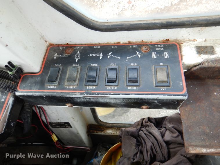 image for item DL8831 Willmar  sprayer