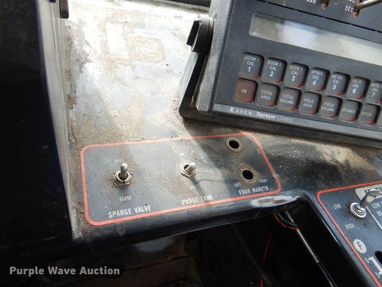 image for item DL8831 Willmar  sprayer