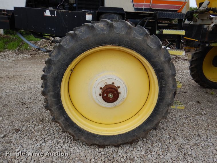 image for item DL8831 Willmar  sprayer