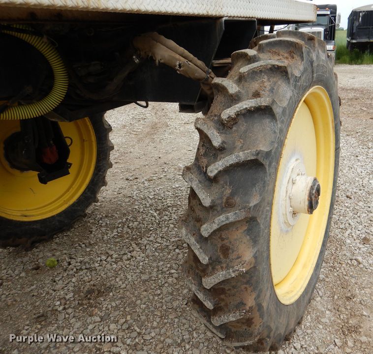 image for item DL8831 Willmar  sprayer