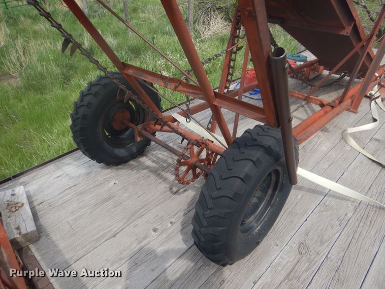 image for item FI9095 Hay bale elevator