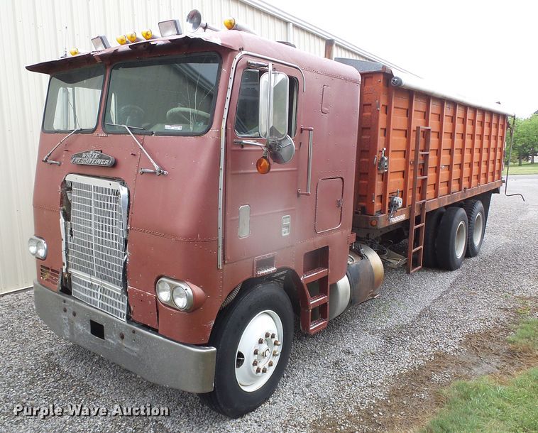 image for item GR9449 1975 White 8664T  grain truck