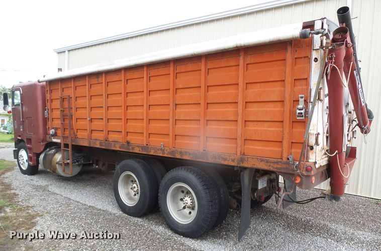 image for item GR9449 1975 White 8664T  grain truck