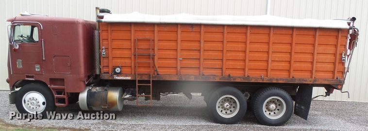 image for item GR9449 1975 White 8664T  grain truck