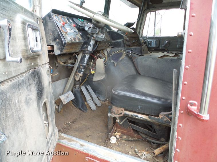 image for item GR9449 1975 White 8664T  grain truck