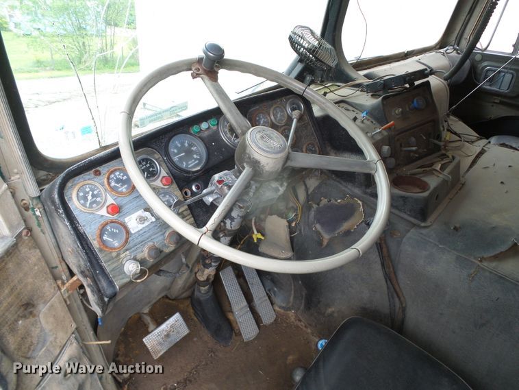 image for item GR9449 1975 White 8664T  grain truck