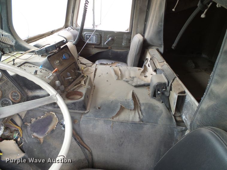 image for item GR9449 1975 White 8664T  grain truck