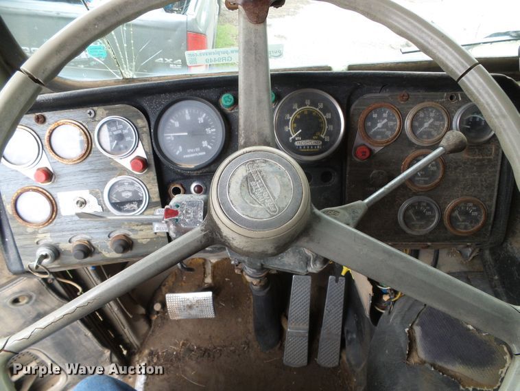 image for item GR9449 1975 White 8664T  grain truck