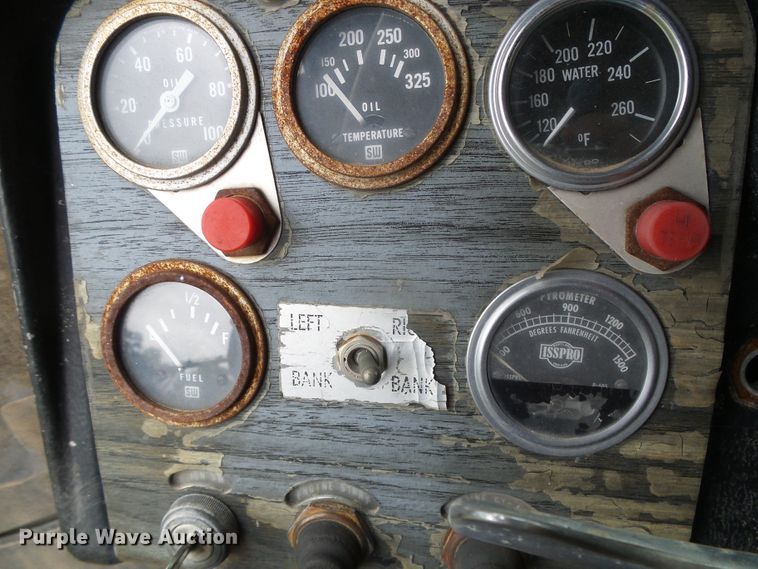 image for item GR9449 1975 White 8664T  grain truck