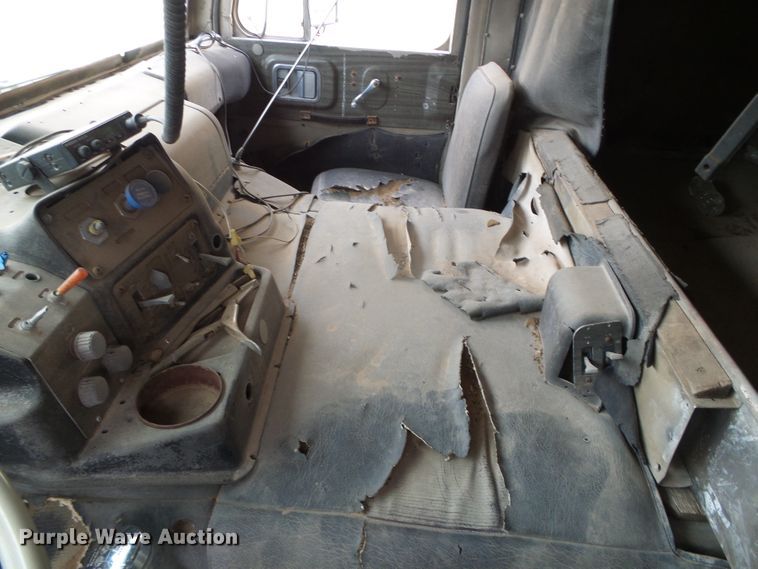 image for item GR9449 1975 White 8664T  grain truck