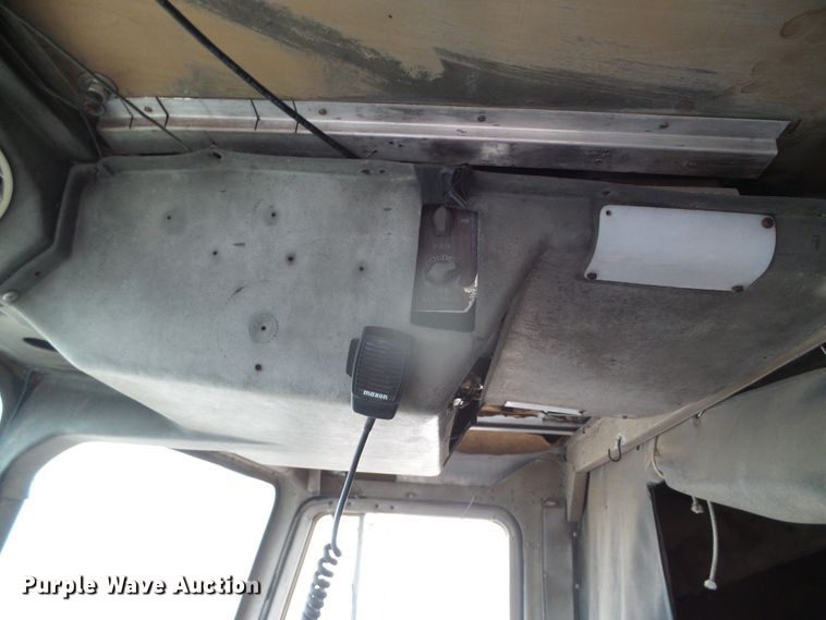 image for item GR9449 1975 White 8664T  grain truck