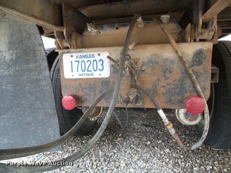 image for item GR9449 1975 White 8664T  grain truck