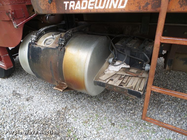 image for item GR9449 1975 White 8664T  grain truck