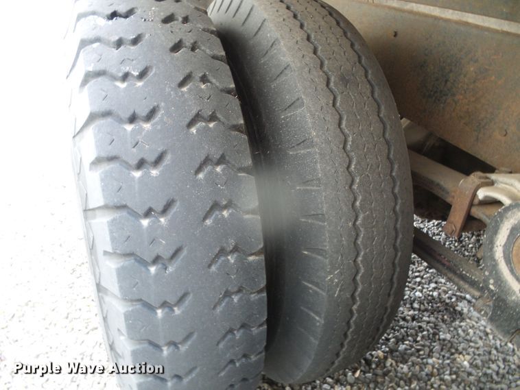 image for item GR9449 1975 White 8664T  grain truck