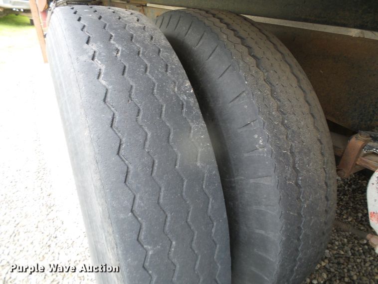 image for item GR9449 1975 White 8664T  grain truck