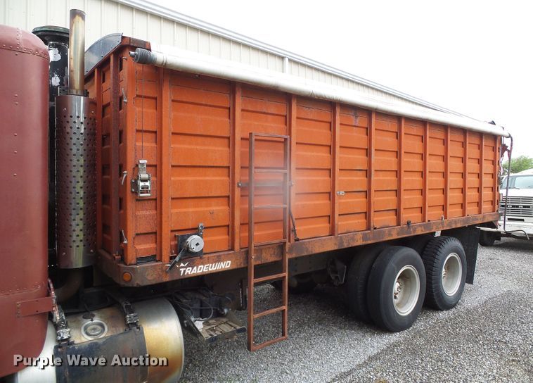 image for item GR9449 1975 White 8664T  grain truck