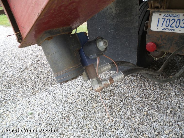 image for item GR9449 1975 White 8664T  grain truck