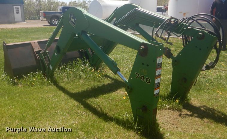image for item HE9705 John Deere 740  loader