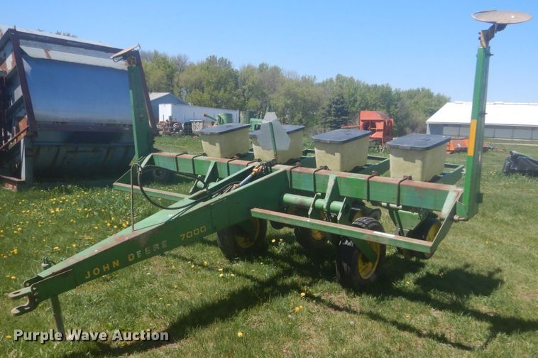 image for item HE9710 John Deere P7000  planter