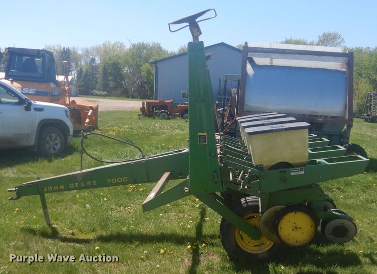 image for item HE9710 John Deere P7000  planter