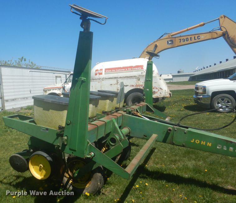 image for item HE9710 John Deere P7000  planter