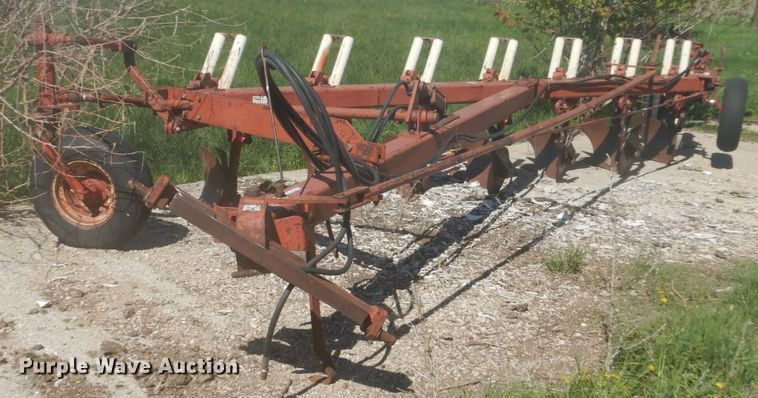 image for item HE9716 International 710  seven bottom plow
