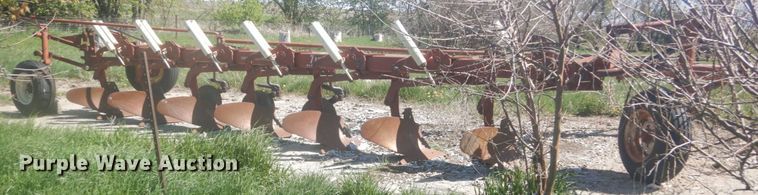 image for item HE9716 International 710  seven bottom plow